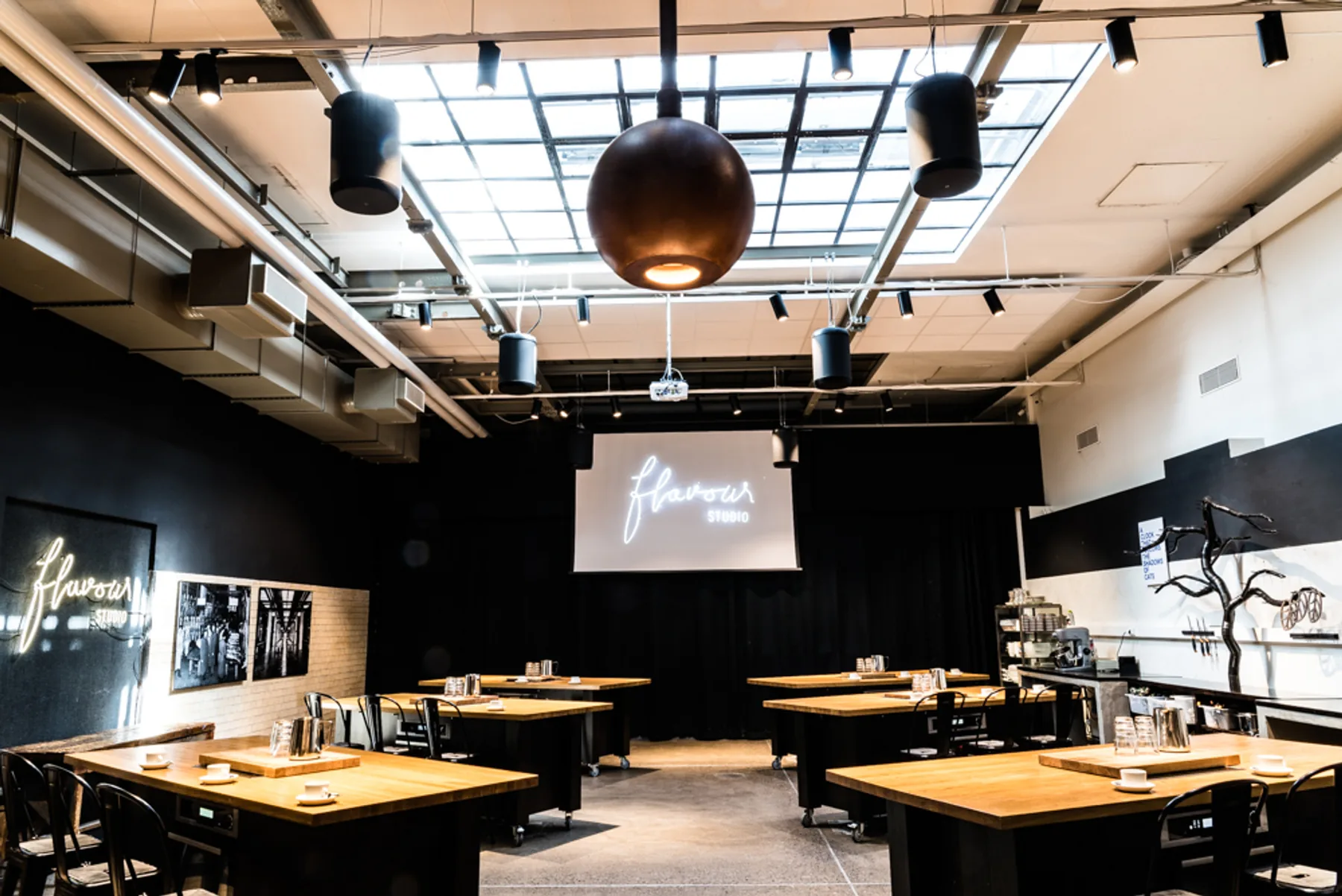 Flavour Studion sali kattoikkunoineen.