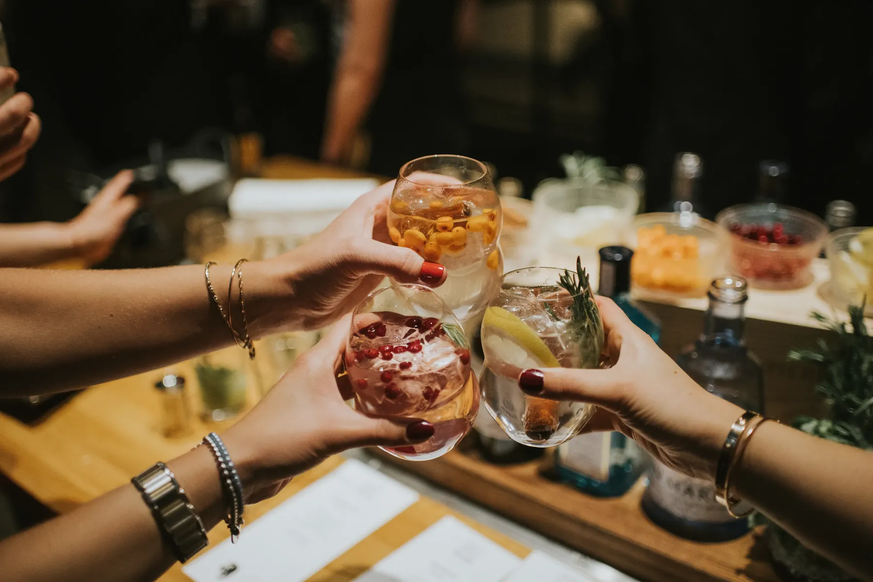 Vieraat kohottavat maljaa cocktailkoulussa Flavour Studiossa.