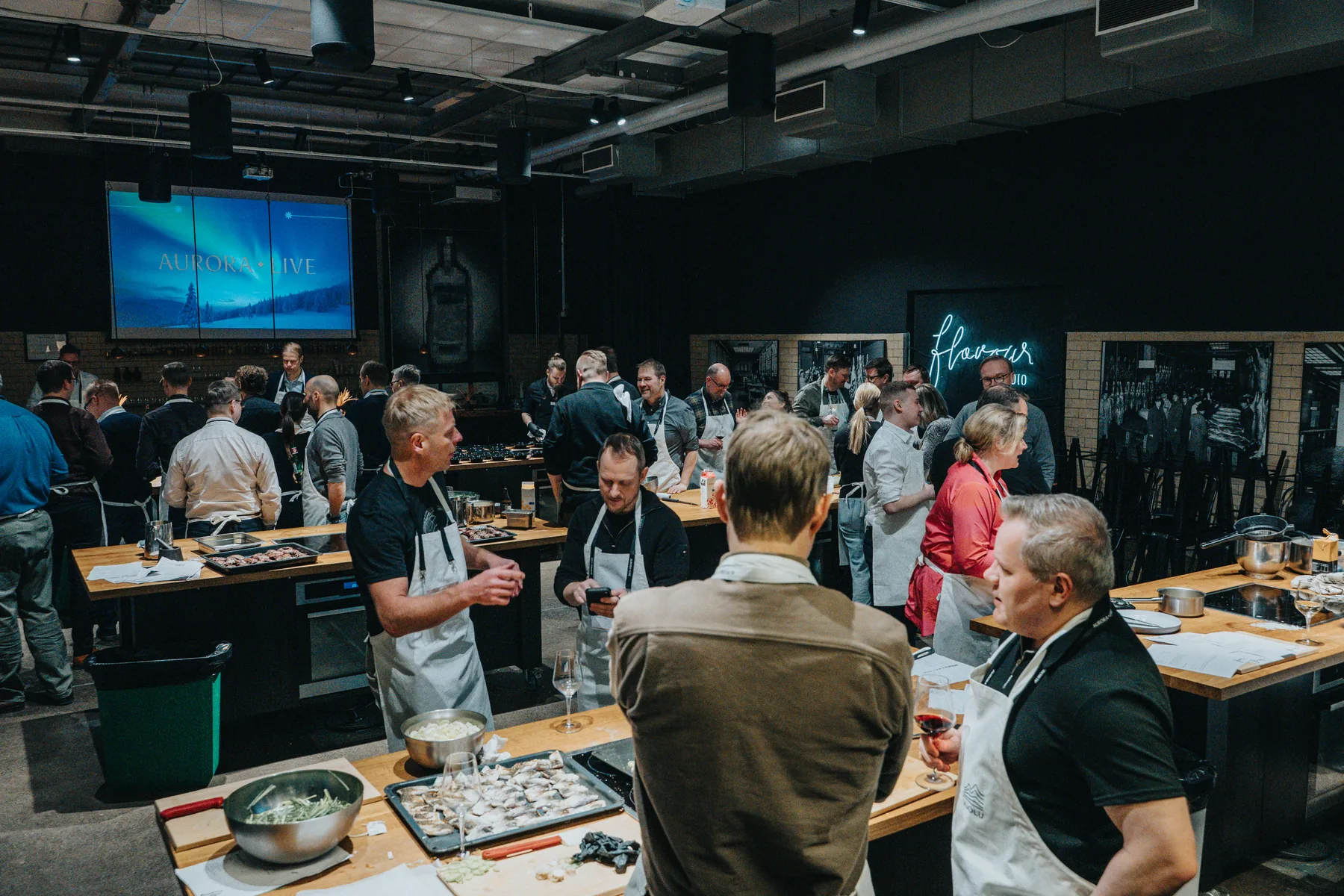 Tiimi kokkaa saarekkeilla kick-off-tapahtumassa.