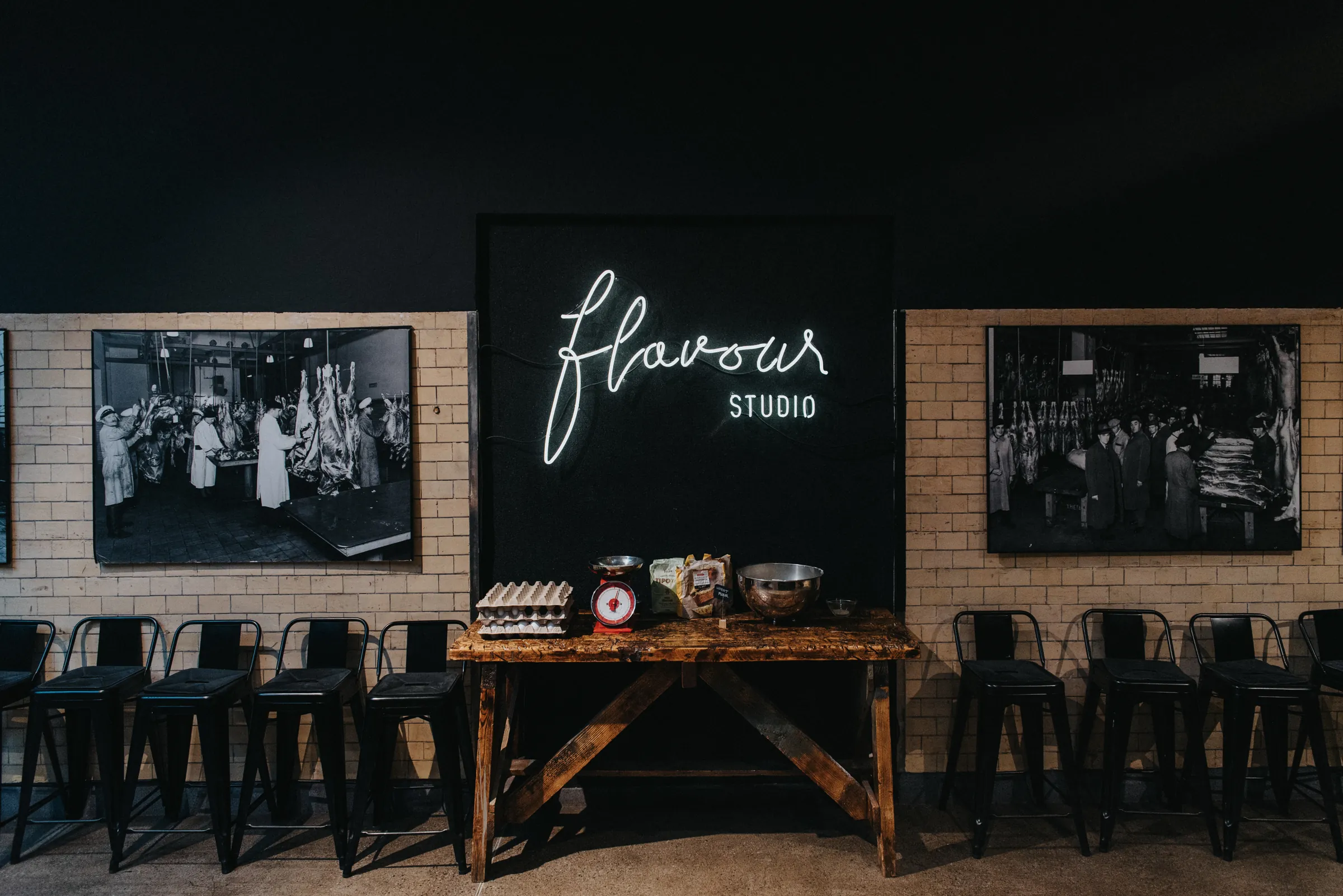Flavour Studion sali Teurastamolla: kattoikkunat, kokkaussaarekkeet ja baaritiski.